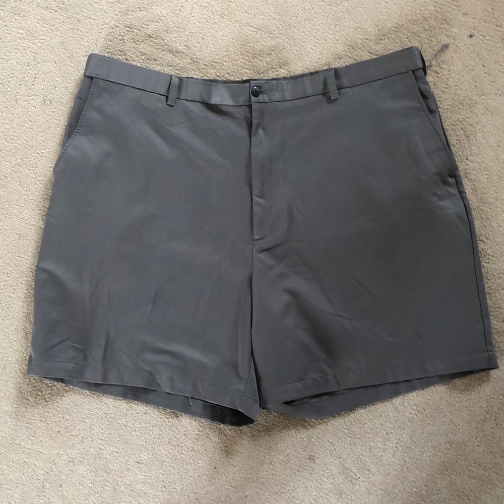 Barely worn Haggar mens shorts, size 46 (7.5” long) excellent condition.